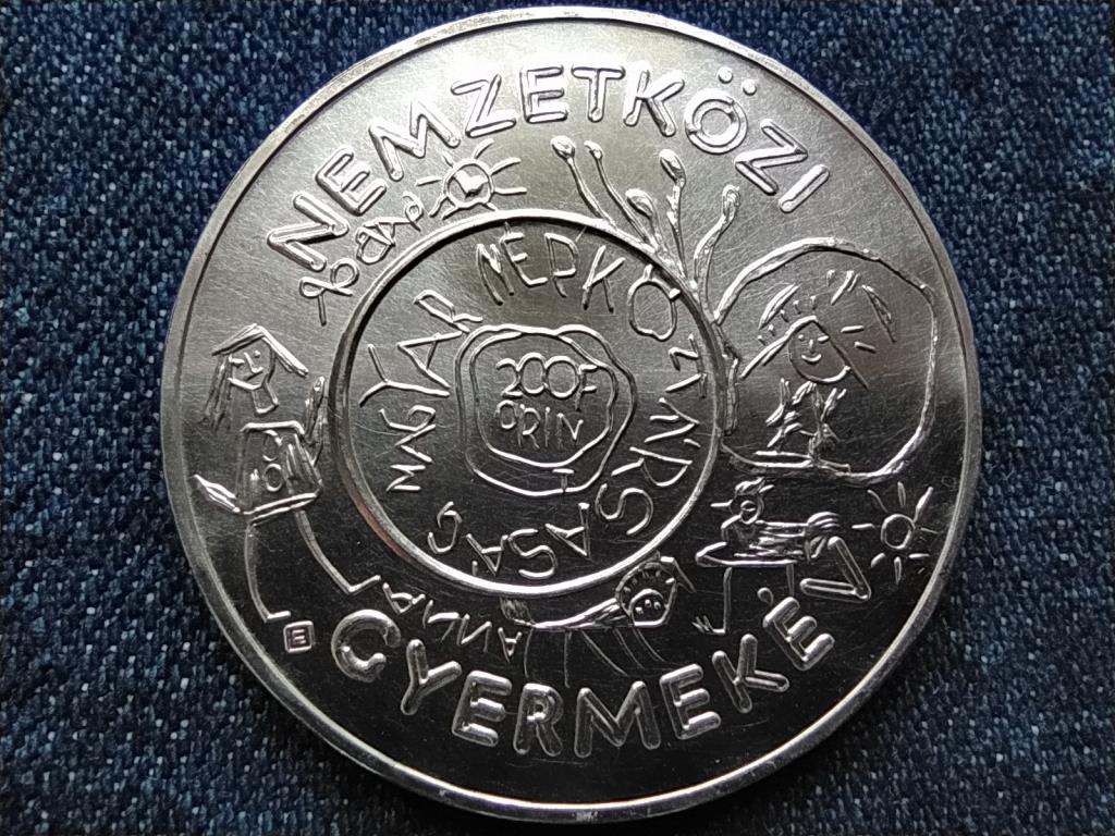 Nemzetk&ouml;zi Gyermek&eacute;v .640 ez&uuml;st 200 Forint
