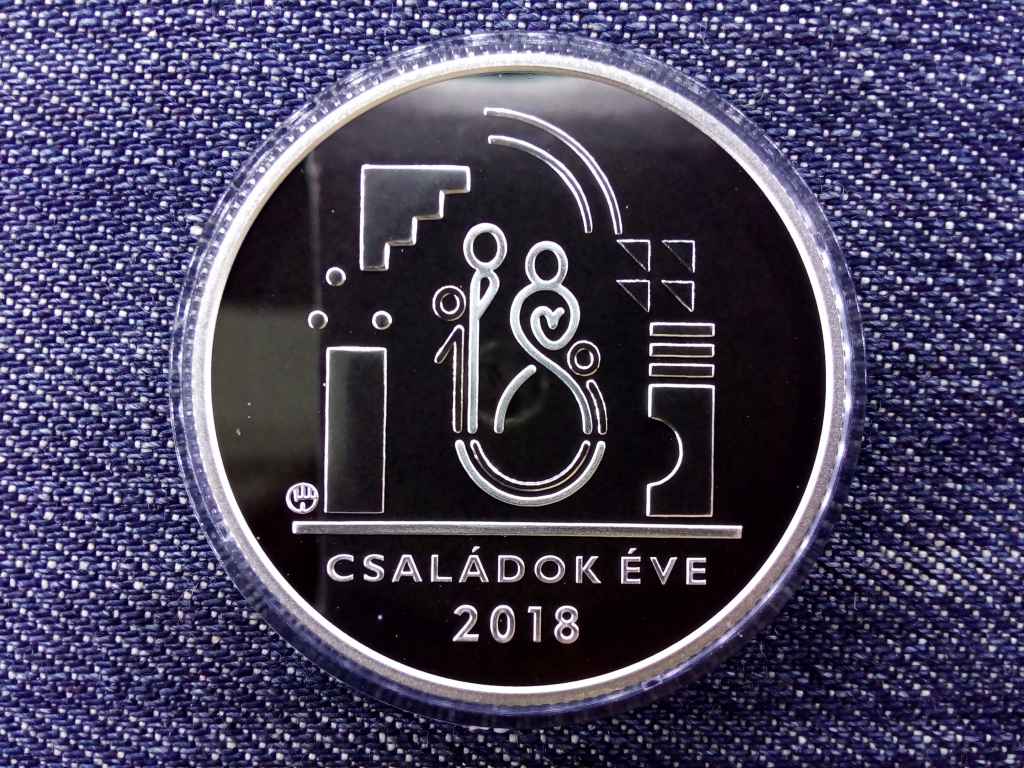 Csal&aacute;dok &eacute;ve .925 ez&uuml;st 10000 Forint