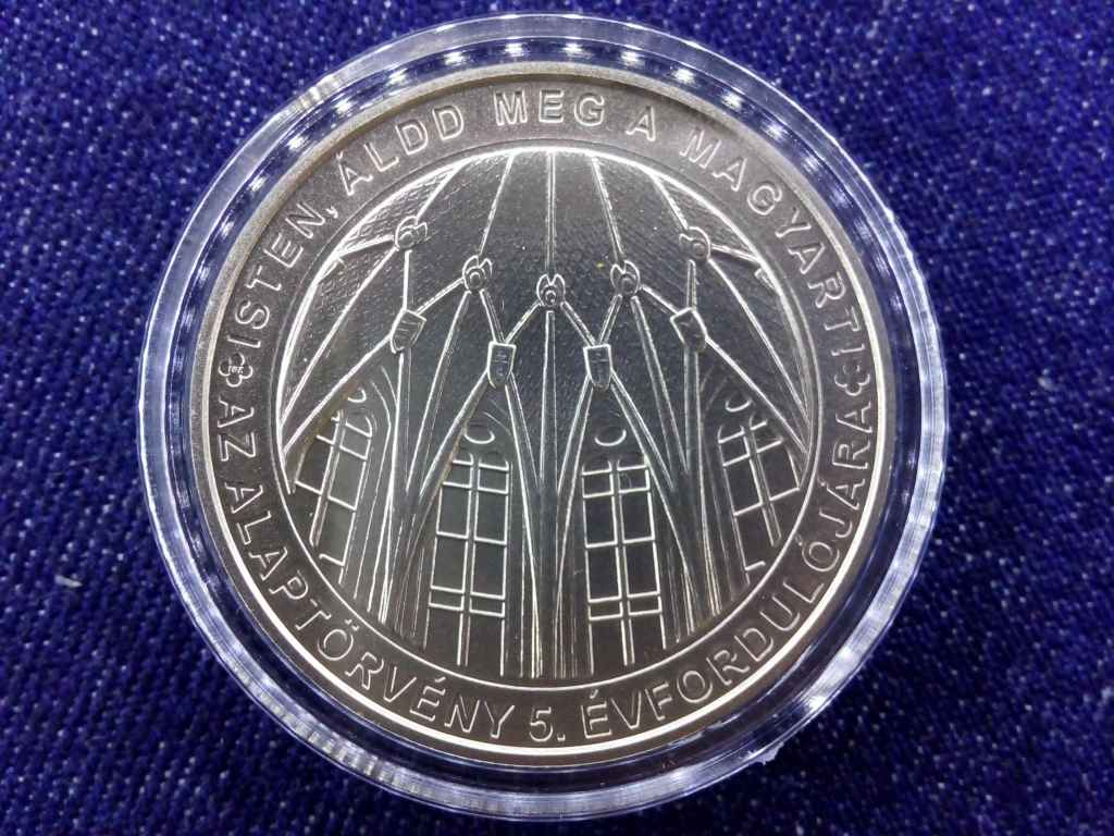 5 &eacute;ves Magyarorsz&aacute;g Alapt&ouml;rv&eacute;nye 2000 Forint