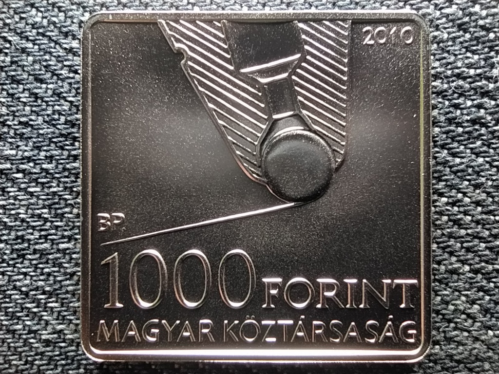 B&iacute;r&oacute; L&aacute;szl&oacute; J&oacute;zsef a goly&oacute;stoll szabadalmaztat&oacute;ja 1000 Forint