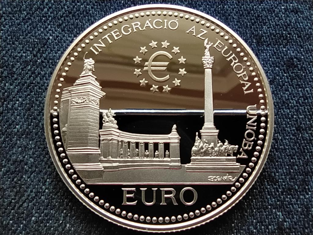 E.C.U. - Integr&aacute;ci&oacute; az Eur&oacute;pai Uni&oacute;ba Hős&ouml;k tere ez&uuml;st 2000 Forint