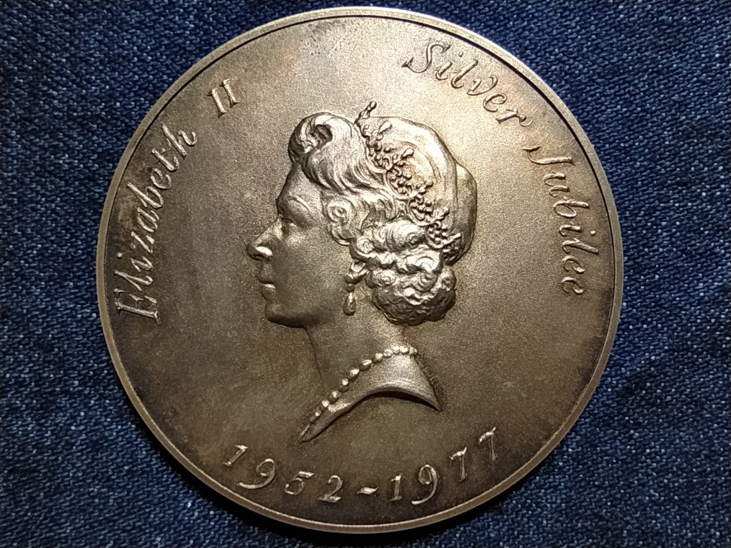 Anglia II. Erzs&eacute;bet uralkod&aacute;s&aacute;nak ez&uuml;st jubileuma