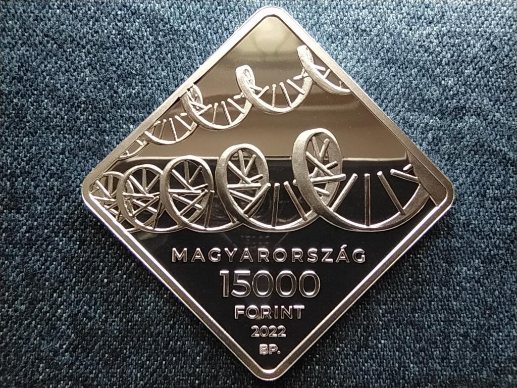 Az mRNS-alap&uacute; vakcin&aacute;k alapj&aacute;ul szolg&aacute;l&oacute; magyar tal&aacute;lm&aacute;ny .925 ez&uuml;st 15000 Forint