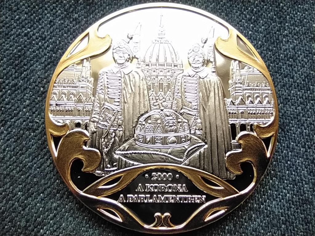 A Szent Korona &eacute;vezrede A Korona a Parlamentben 2000