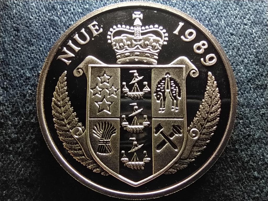 Niue Douglas MacArthur t&aacute;bornok .999 ez&uuml;st 50 doll&aacute;r