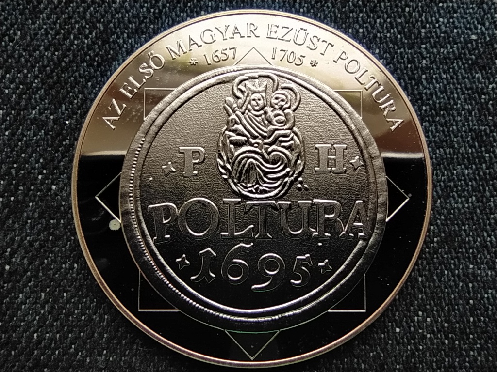 A magyar nemzet p&eacute;nz&eacute;rm&eacute;i Az első magyar ez&uuml;st poltura .333 ez&uuml;st