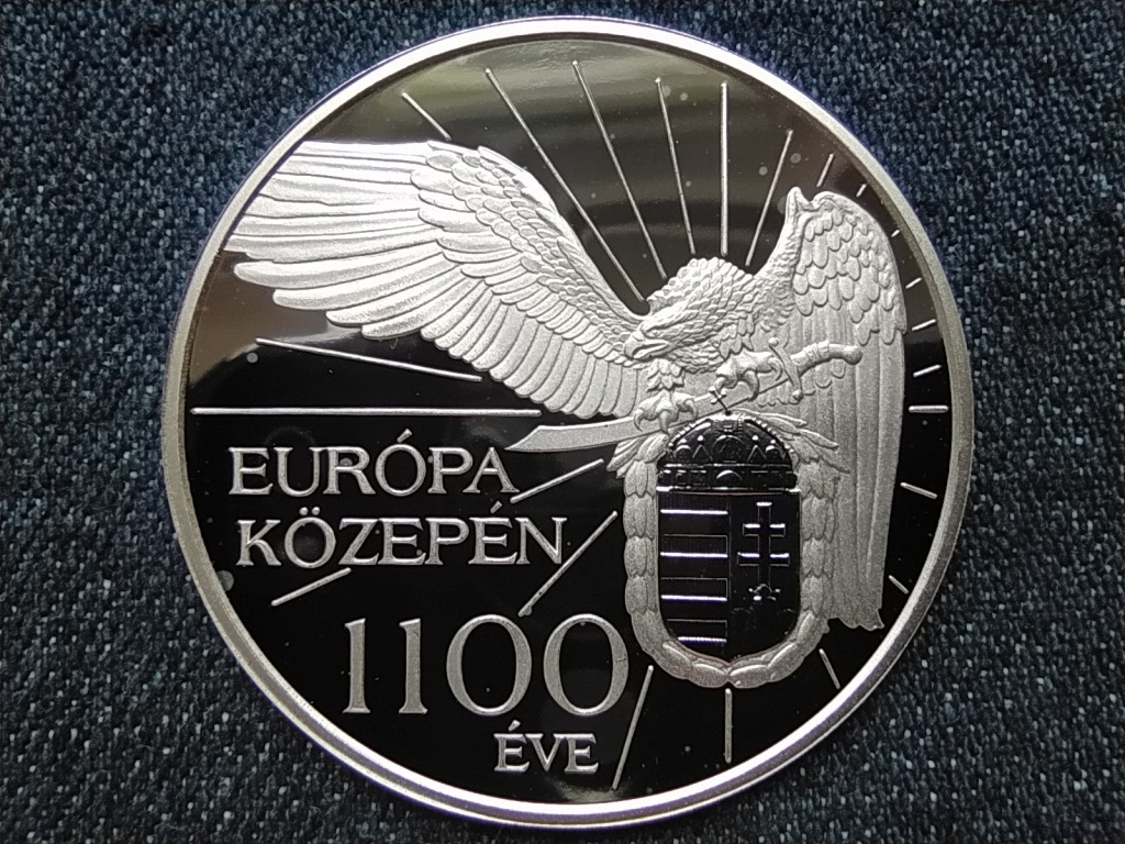 1100 &eacute;ve Eur&oacute;pa k&ouml;zep&eacute;n .999 ez&uuml;st