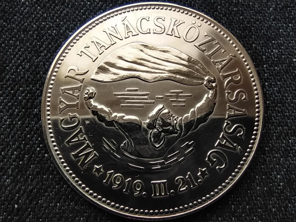 A Tan&aacute;csk&ouml;zt&aacute;rsas&aacute;g kiki&aacute;lt&aacute;s&aacute;nak 50. &eacute;vfordul&oacute;ja ez&uuml;st 100 Forint
