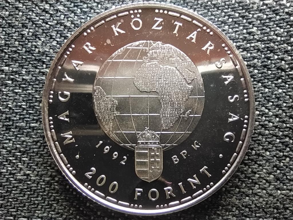 Feh&eacute;r g&oacute;lya ez&uuml;st 200 Forint