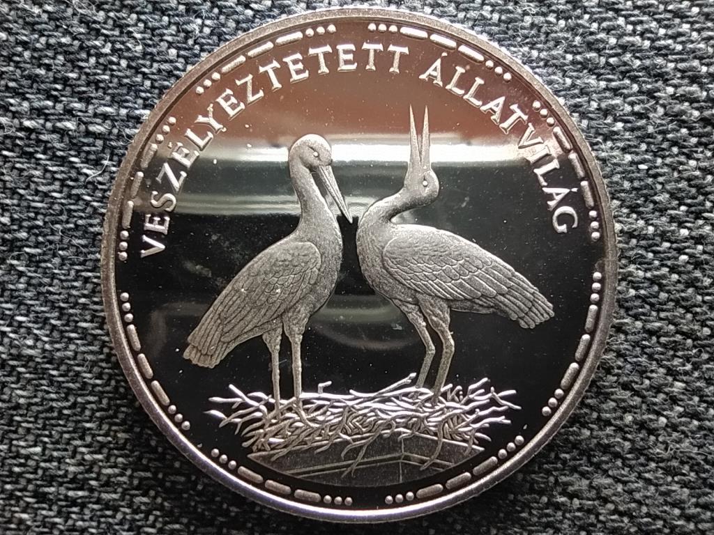 Feh&eacute;r g&oacute;lya ez&uuml;st 200 Forint