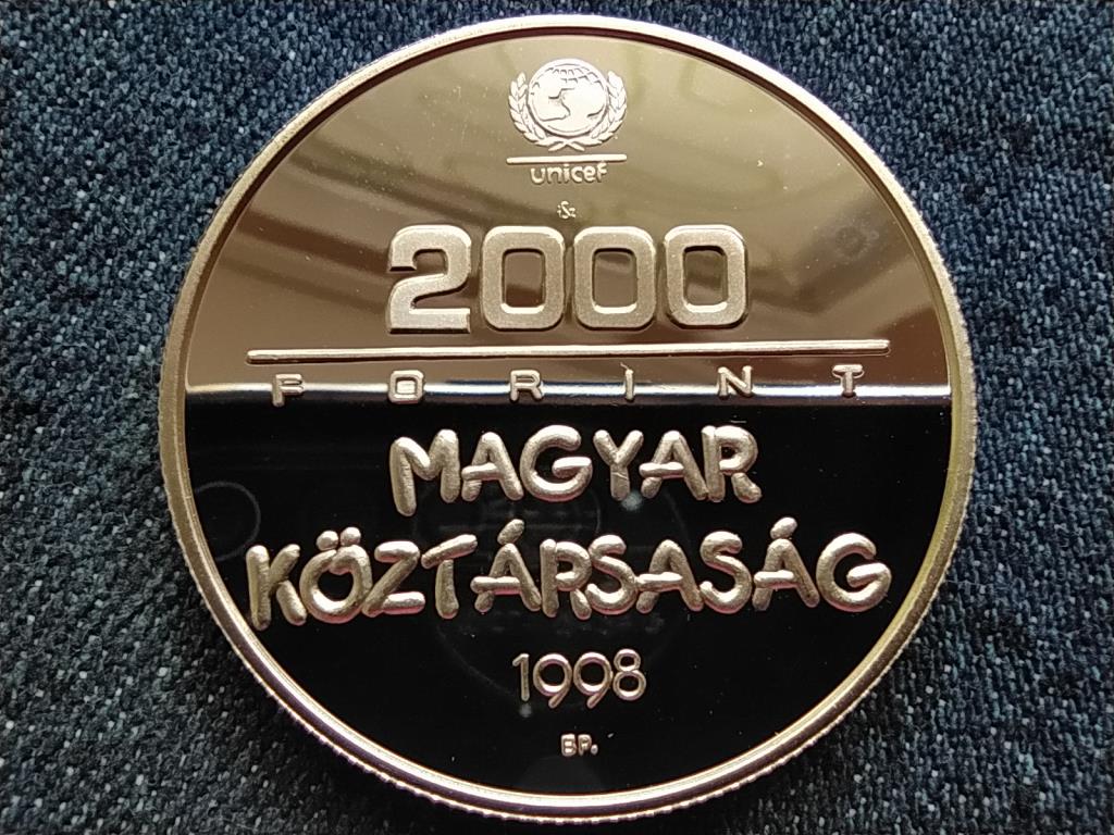 A vil&aacute;g gyermekei&eacute;rt .925 ez&uuml;st 2000 Forint