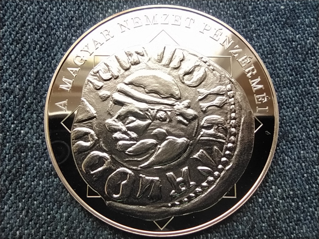 A magyar nemzet p&eacute;nz&eacute;rm&eacute;i Kir&aacute;ly helyett verdemester &aacute;br&aacute;zol&aacute;s 1342-1382 .999 ez&uuml;st