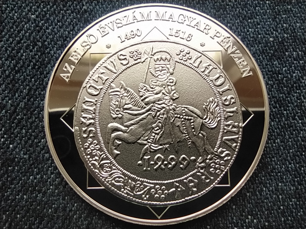 A magyar nemzet p&eacute;nz&eacute;rm&eacute;i Az első &eacute;vsz&aacute;m magyar p&eacute;nzen 1490-1516 .999 ez&uuml;st