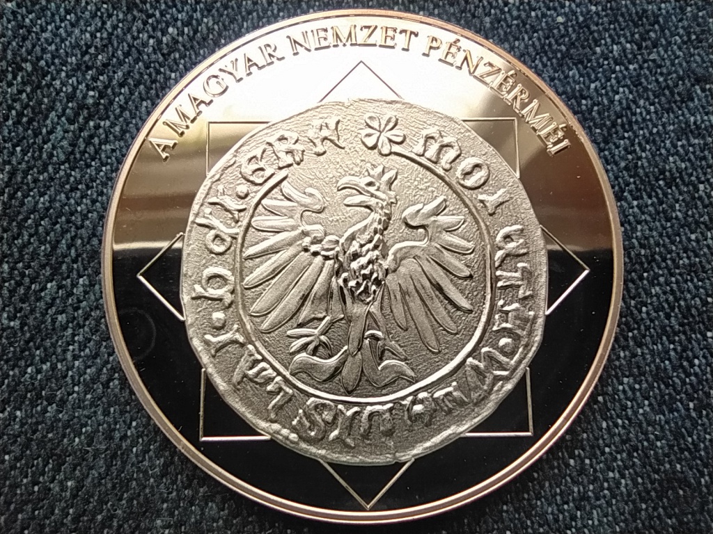 A magyar nemzet p&eacute;nz&eacute;rm&eacute;i A c&iacute;mer elemei elősz&ouml;r egy&uuml;tt egy vereten 1440-1444 .999 ez&uuml;st