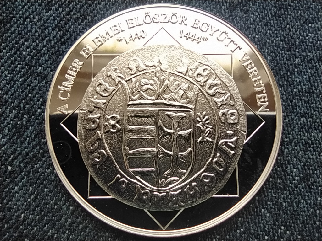 A magyar nemzet p&eacute;nz&eacute;rm&eacute;i A c&iacute;mer elemei elősz&ouml;r egy&uuml;tt egy vereten 1440-1444 .999 ez&uuml;st