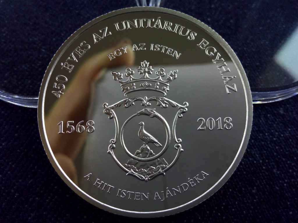 450 &eacute;ves az unit&aacute;rius egyh&aacute;z ez&uuml;st 10000 Forint