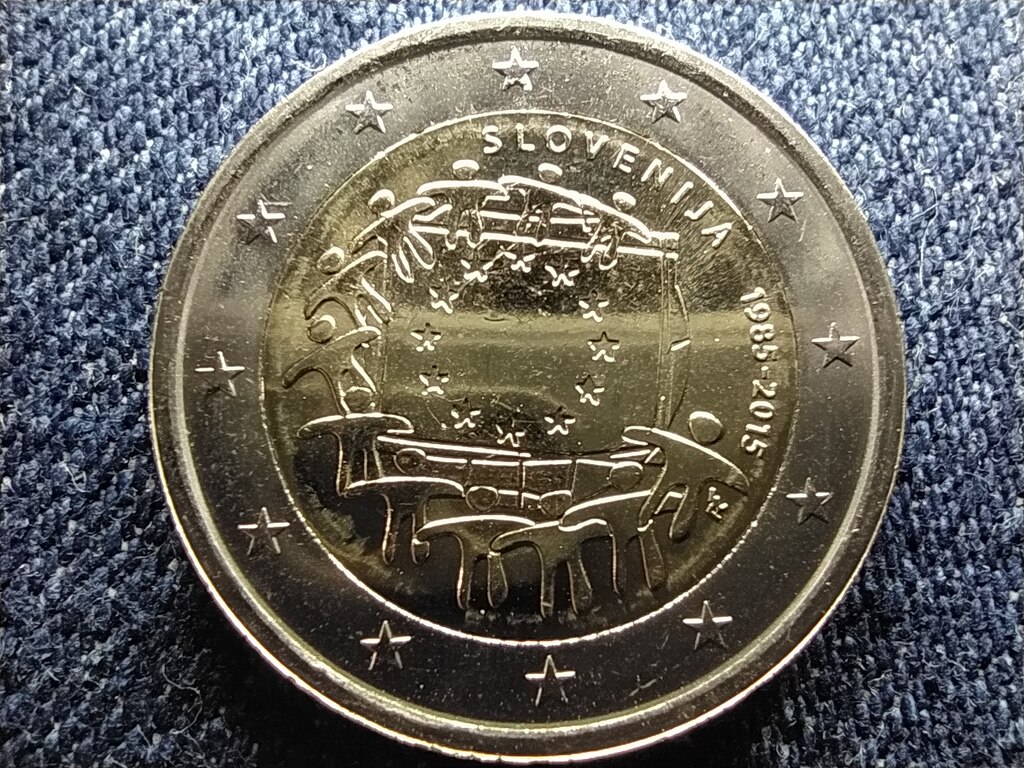 Szlov&eacute;nia Eur&oacute;pai Uni&oacute; z&aacute;szlaj&aacute;nak 30 &eacute;ve 2 Euro 