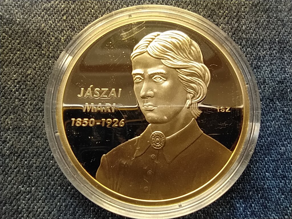 Nagy Magyarok J&aacute;szai Mari (1850-1926) aranyozott r&eacute;z &eacute;rem