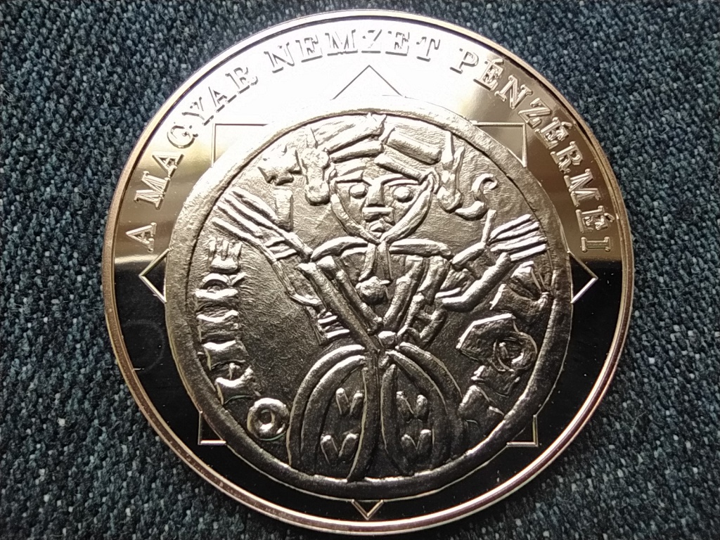 A magyar nemzet p&eacute;nz&eacute;rm&eacute;i Az első kir&aacute;ly&aacute;br&aacute;zol&aacute;s magyar p&eacute;nzen 1063-1074 .999 ez&uuml;st