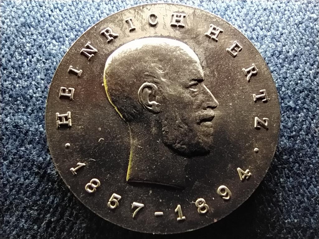 N&eacute;metorsz&aacute;g 75 &eacute;ve halt meg Heinrich Hertz 5 M&aacute;rka