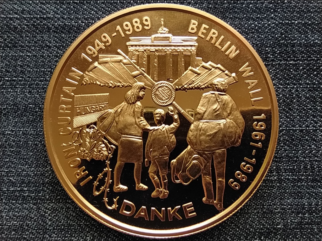 Vasf&uuml;gg&ouml;ny &eacute;s Berlini fal lebont&aacute;sa eml&eacute;k&eacute;rem