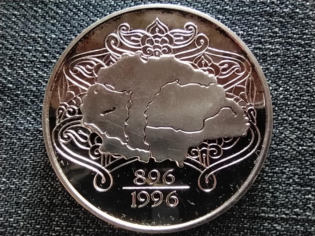 Az &aacute;llamalap&iacute;t&aacute;s ezer&eacute;ves eml&eacute;k&eacute;re Szent Istv&aacute;n
