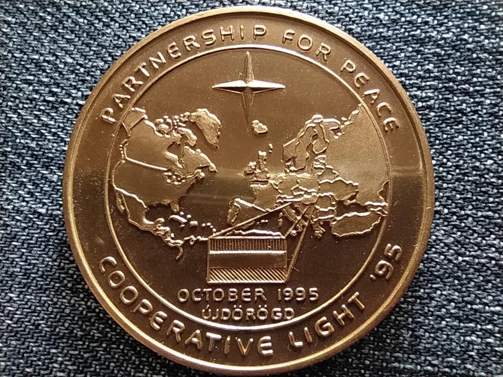 NATO B&eacute;kepartners&eacute;g eml&eacute;k&eacute;rme 1995 &Uacute;jd&ouml;r&ouml;gd