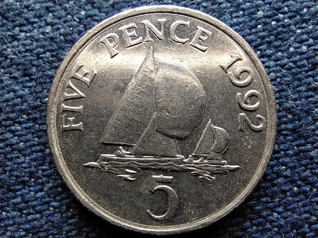 Guernsey II. Erzs&eacute;bet vitorl&aacute;s 5 penny