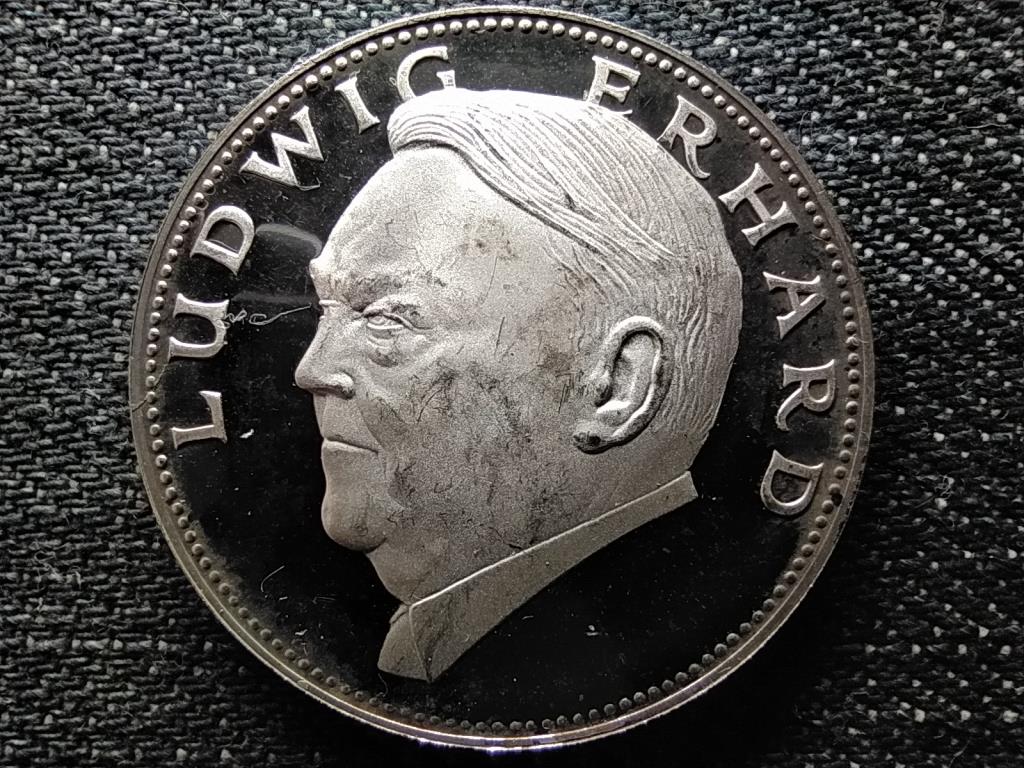 N&eacute;metorsz&aacute;g Kancell&aacute;rok &eacute;s Eln&ouml;k&ouml;k Ludwig Erhard &eacute;rem